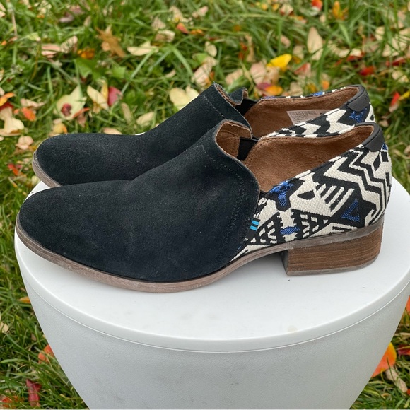 Toms Shaye Booties Womens 7.5 Black Aztec Tribal Print Suede Low Ankle Slip On - Picture 5 of 13